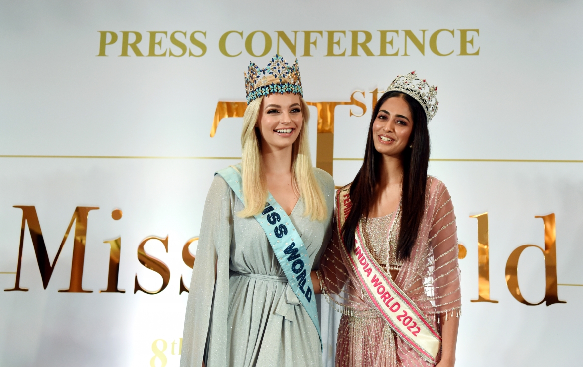 Hoa hậu Thế giới 2022 Karolina Bielawska and Hoa hậu Thế giới Ấn Độ 2022 Sini Shetty tại lễ công bố đăng cai Miss World 2023 của Ấn Độ (Ảnh: ANI)