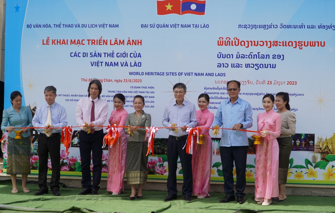 Các đại biểu cắt băng khai mạc triển lãm.