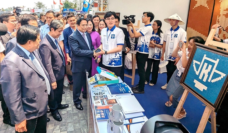 Thủ tướng Phạm Minh Chính tham quan một gian hàng trưng bày sản phẩm khởi nghiệp, đổi mới sáng tạo của học sinh, sinh viên ở Huế - Ảnh: NHẬT LINH