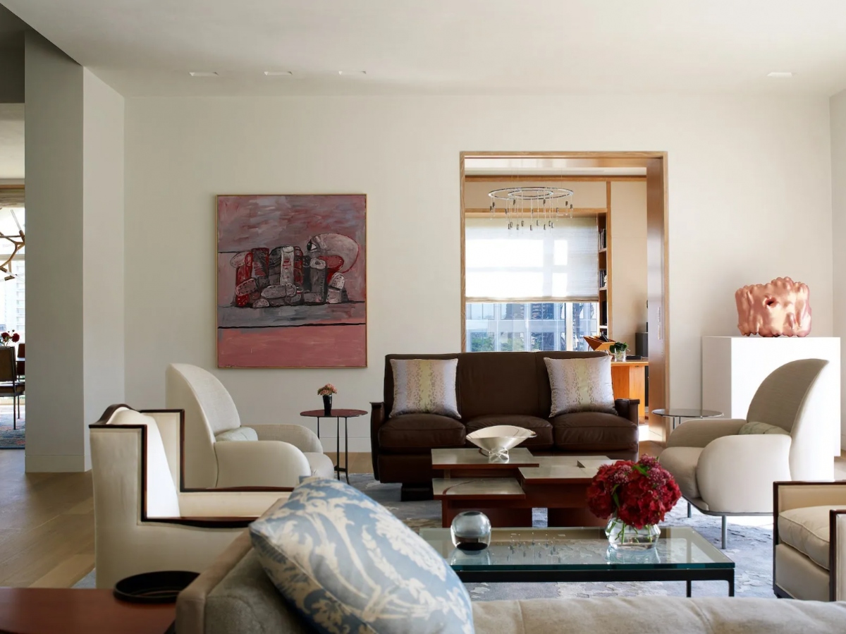 Sắc trắng không làm không gian trở nên đơn điệu mà tạo thành làm nền làm nổi bật các vật dụng trang trí.