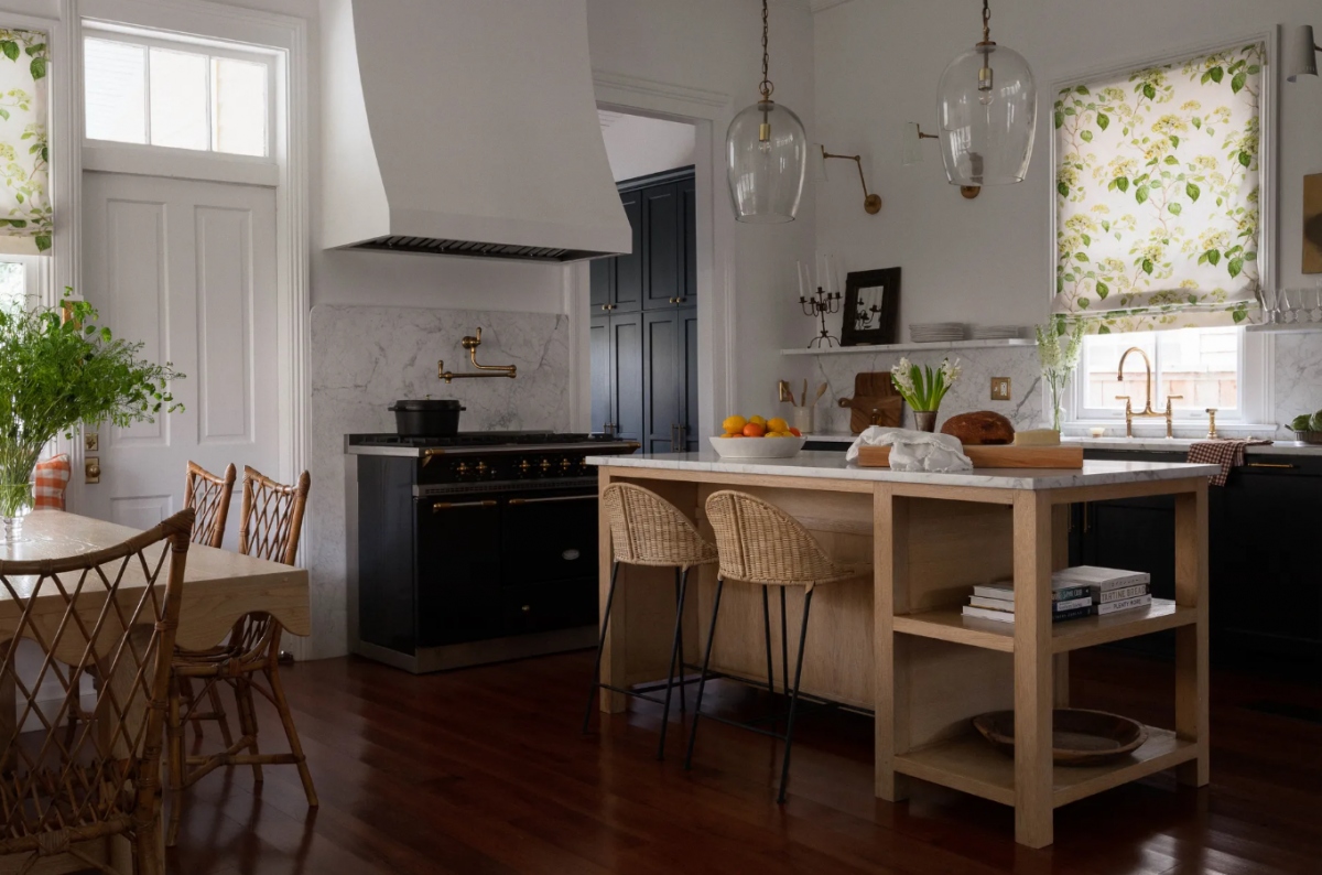 Họa tiết hoa lá trên cửa sổ.