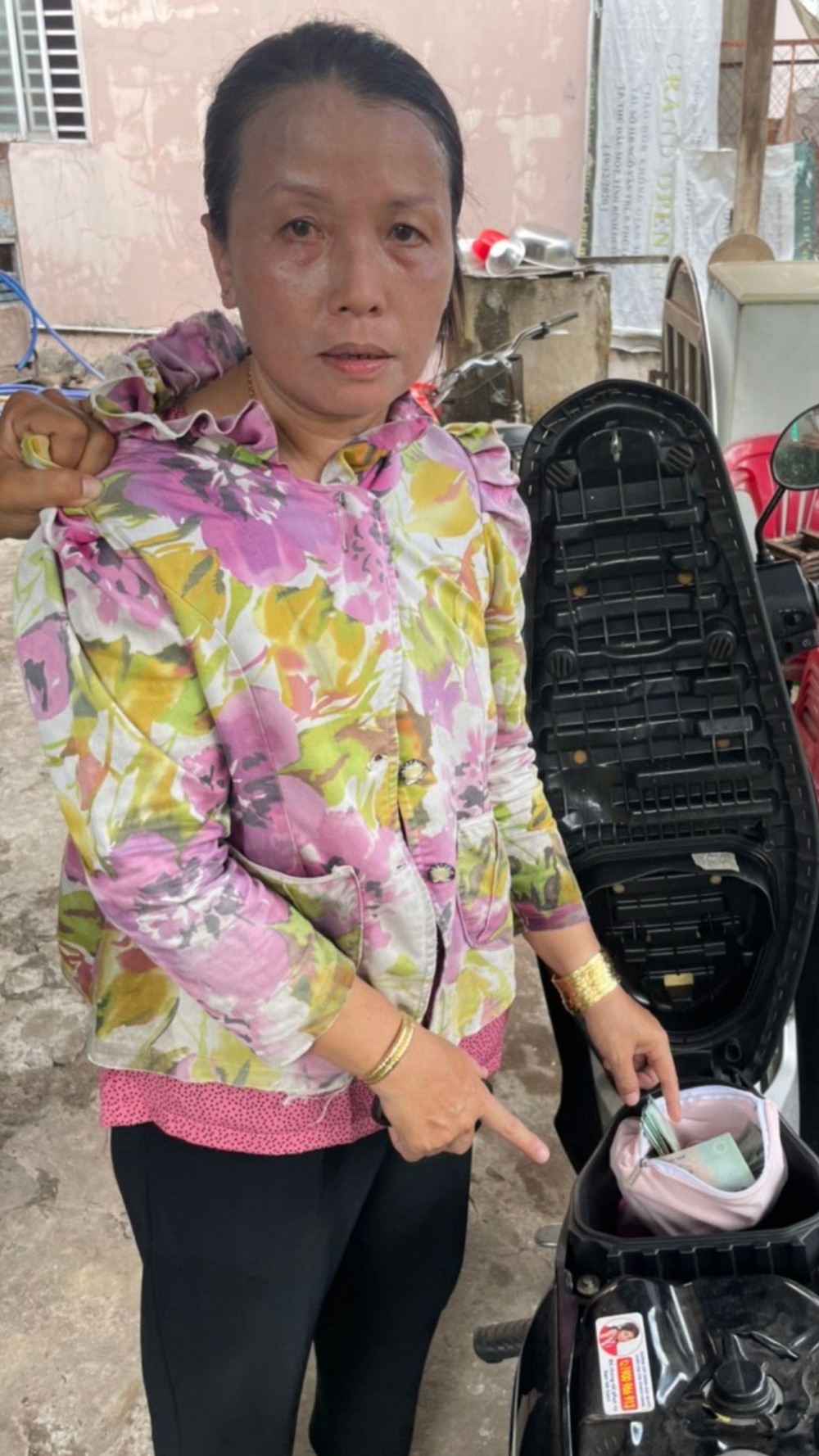 Trần Thị Ngọc Dung bị bắt cùng tang vật. (Ảnh: CACC)