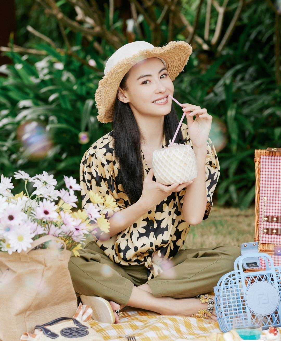 Áo sơ mi in hình và mũ rơm rất tự nhiên và thoải mái khi chụp ảnh, mặc tự nhiên cũng là cách rất tốt để khẳng định nhan sắc.