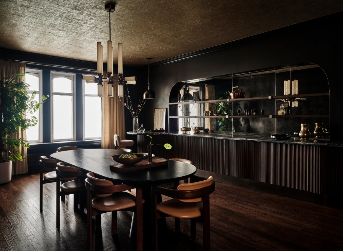 Sử dụng cửa kính: Sử dụng chất liệu gỗ từ trần đến sàn nhà mang lại cảm giác mát mẻ cho căn phòng. Hãy sử dụng cửa kính dạng lớn để ánh sáng có thể dễ dàng lọt vào căn phòng, tránh cảm giác u tối.