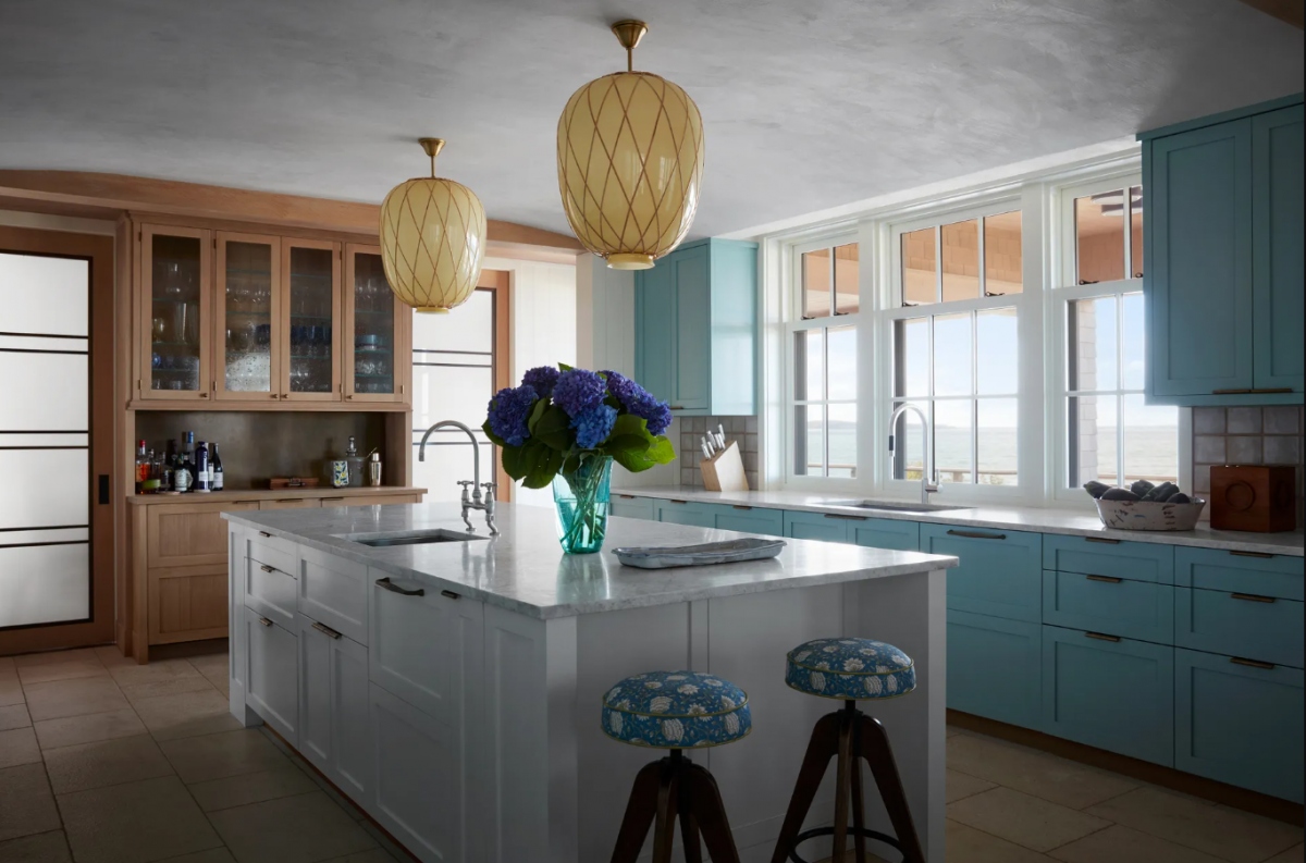 Sự kết hợp hài hòa giữa những gam màu lạnh mang lại sự mát mẻ cho căn phòng.