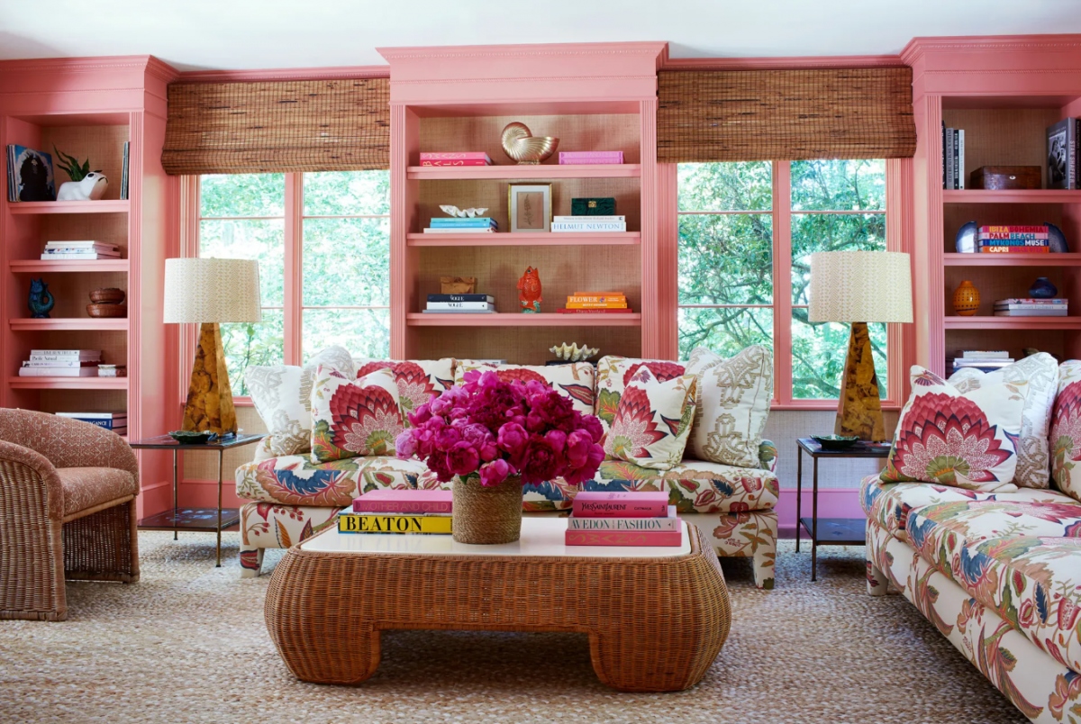 Những sắc độ của màu hồng mang lại nét đẹp nữ tính cho phòng khách.