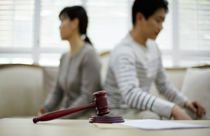 Đau lòng bé gái không được cả bố và mẹ nhận nuôi khi ra tòa ly hôn. (Ảnh minh họa)