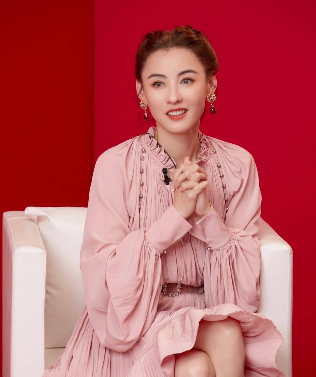 Năm 2001, Trương Bá Chi đóng vai chính trong bộ phim Hàn Quốc "Bạch Lan", mặc dù vẻ ngoài rất giản dị nhưng khó có thể che giấu được vẻ đẹp nổi bật của cô, cô còn được đề cử giải Nữ diễn viên chính xuất sắc nhất tại Lễ trao giải Daejong của điện ảnh Hàn Quốc và trở thành diễn viên Trung Quốc đầu tiên lọt vào danh sách rút gọn của một trong ba liên hoan phim lớn của Hàn Quốc.