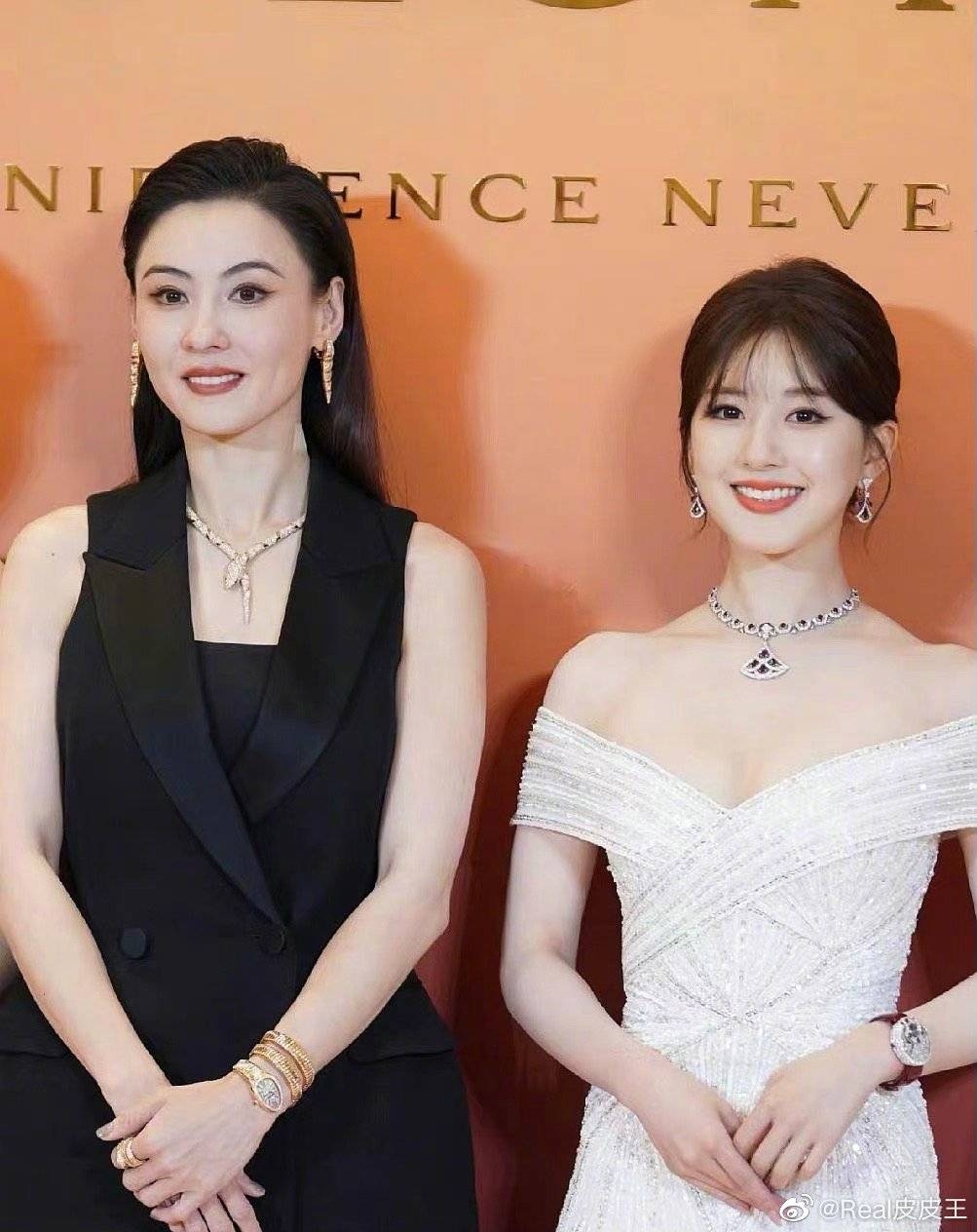 Mới đây, Trương Bá Chi 43 tuổi đã xuất hiện tại một sự kiện trang sức với chiếc váy vest đen cách điệu, khí chất trang nghiêm và tao nhã, cùng khung hình với tiểu hoa đán thế hệ mới Triệu Lộ Tư (Zhao Lusi), 24 tuổi vẫn đẹp ngời ngời lấn át hậu bối.