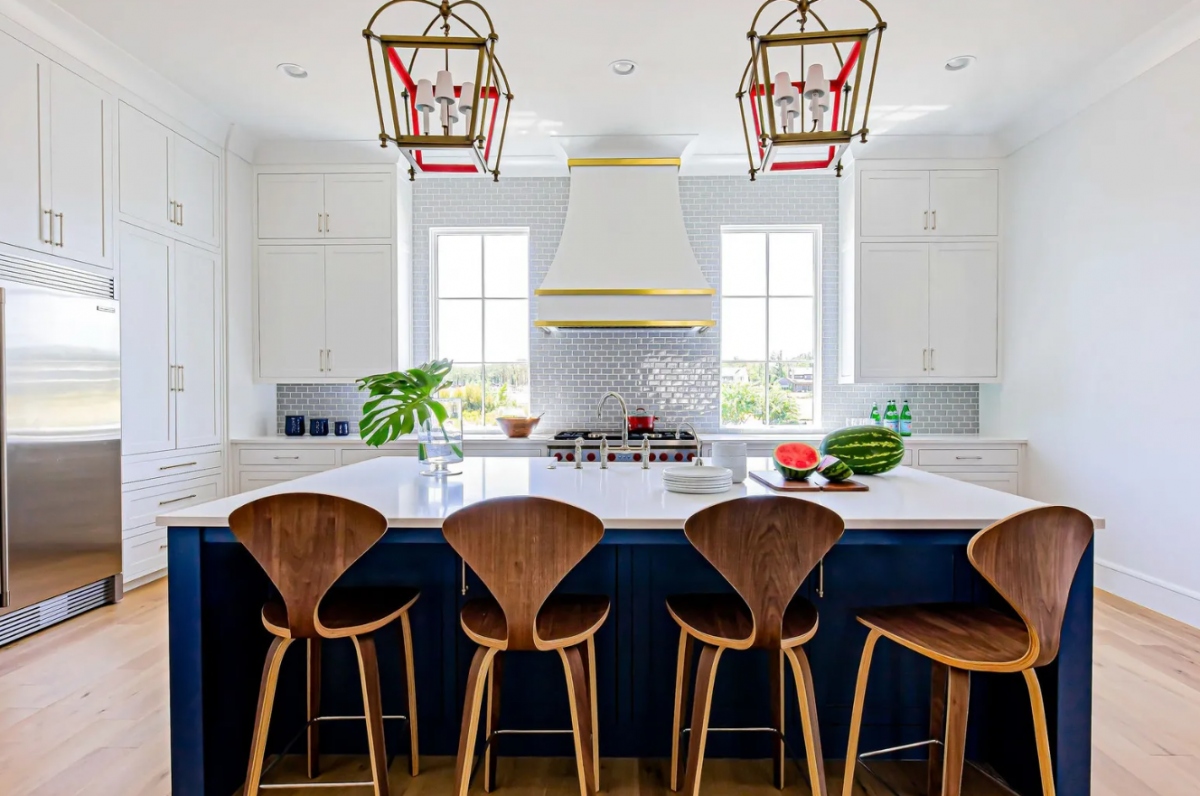 Nhà bếp thanh lịch và sạch sẽ với tông màu trắng chủ đạo.