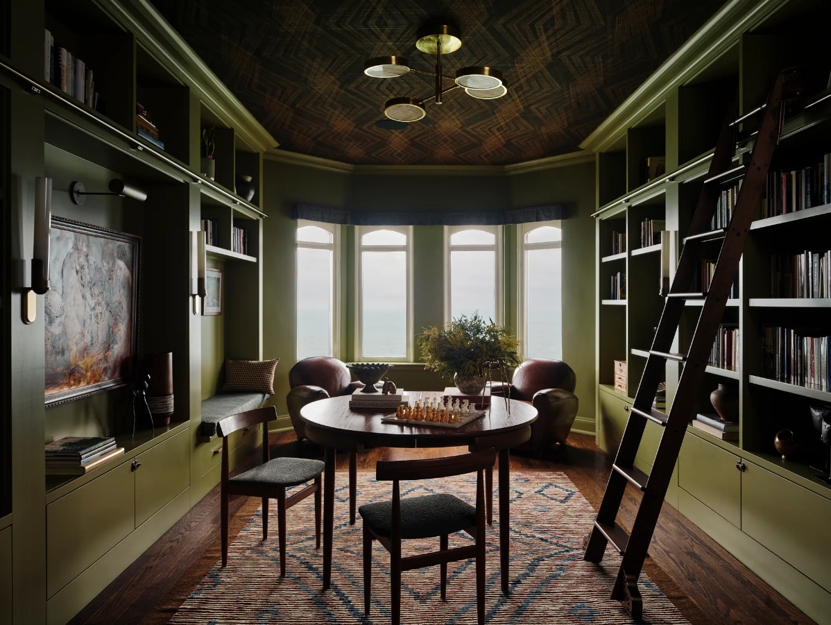 Kết hợp với màu xanh: Màu xanh cũng có thể kết hợp với sắc nâu trong thiết kế nội thất.