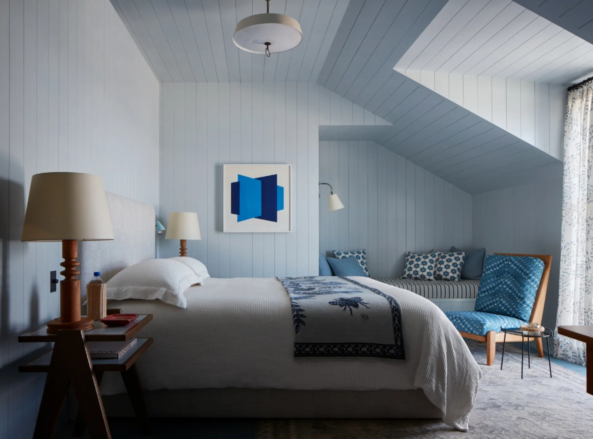 Phòng ngủ sạch sẽ với tông trắng, xanh chủ đạo.