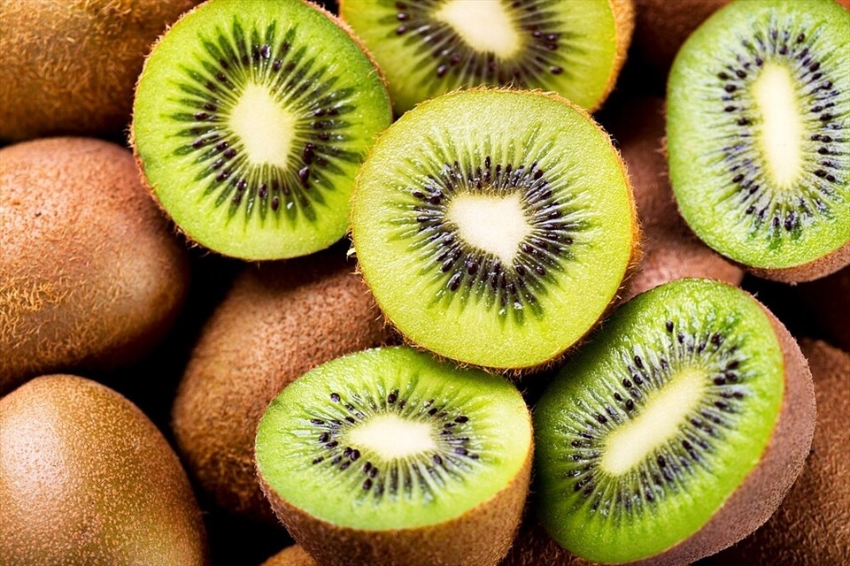 Kiwi có thể giảm cảm giác thèm ngọt với vị ngọt và chua nhẹ đặc trưng, khiến nó trở thành lựa chọn hoàn hảo cho bất kỳ ai muốn thỏa mãn sở thích hảo ngọt của mình đồng thời tận hưởng những lợi ích bổ sung của việc ăn trái cây.