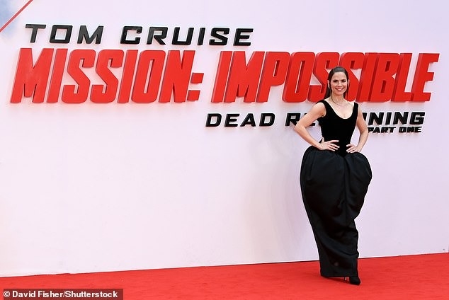 Hayley Atwell từng bị đồn yêu đương với Tom Cruise nhưng cả hai không lên tiếng thừa nhận hay bác bỏ. 