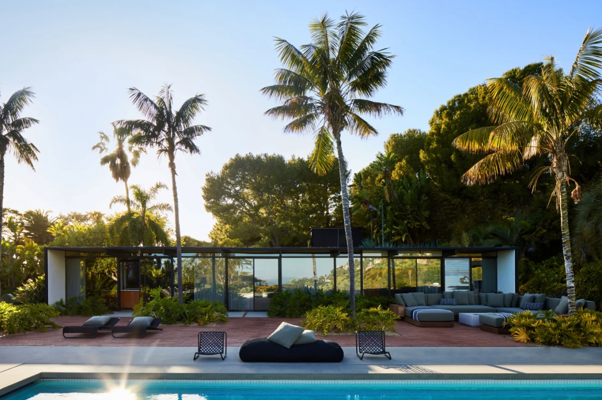 Căn nhà được lát kính toàn bộ, với bể bơi trải dài ở sân trước.