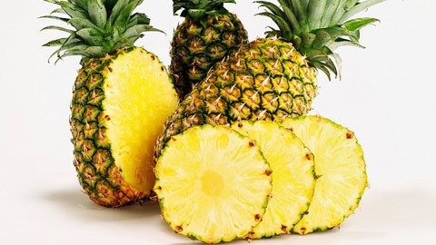 Dứa là loại trái cây này chứa nhiều vitamin C và chất xơ, là sự lựa chọn hợp lý cho người đang có cảm giác thèm đồ ngọt.