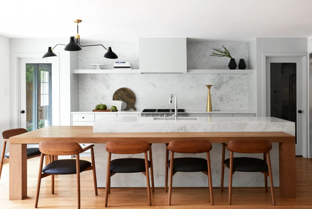 Màu xám ghi được sử dụng trên các bức tường phòng bếp.