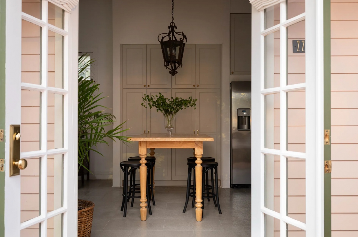 Cửa sổ hướng vườn, giúp ánh sáng tràn ngập căn phòng.