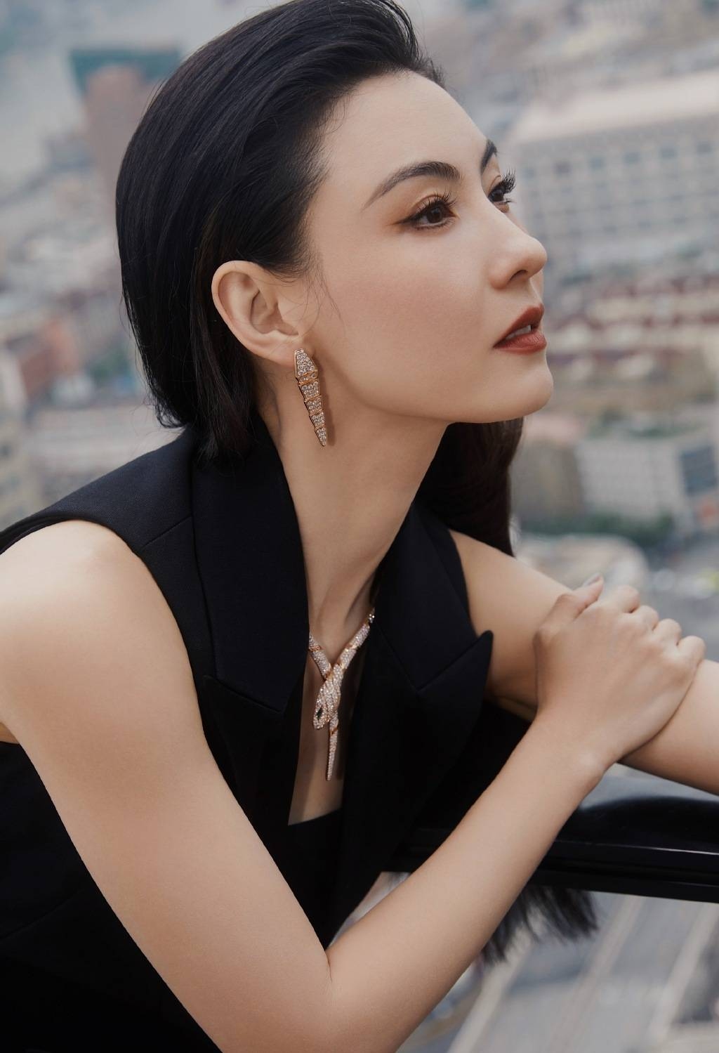 Mái tóc để thẳng gọn gàng phù hợp với chiếc váy đen dài có họa tiết cứng cáp, tổng thể đơn giản làm nổi bật vòng eo thon gọn đến dáng người thon gọn tao nhã, mang đến cho người nhìn vẻ đẹp độc đáo và uy nghiêm, Trương Bá Chi đã thực sự biết giữ dáng một cách hoàn hảo.