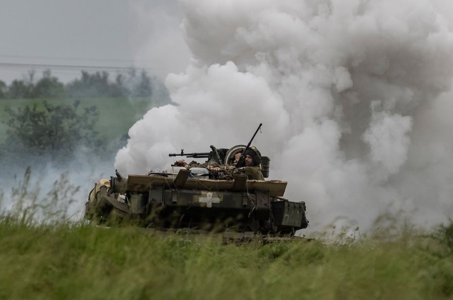 Binh lính Ukraine lái xe tăng ở Zaporizhzhia. Ảnh: Washington Post