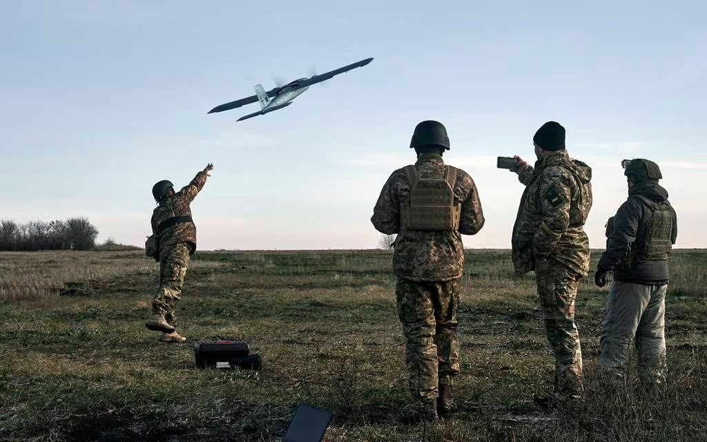 (Ảnh minh họa: Lính Ukraine phóng UAV về phía vị trí Nga ở khu vực Donetsk. Nguồn ảnh: AP)
