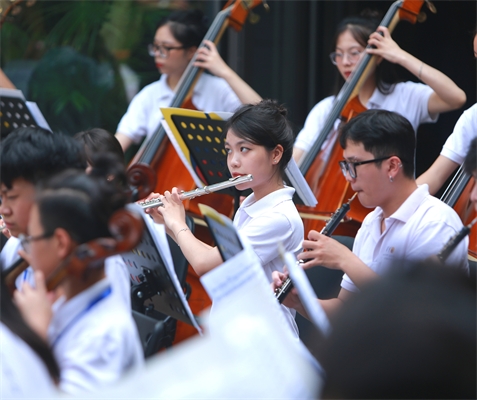 Các thành viên của dàn nhạc VYO mang âm nhạc tươi mới tới trợ giúp những người bạn đồng trang lứa đang gặp khó khăn.