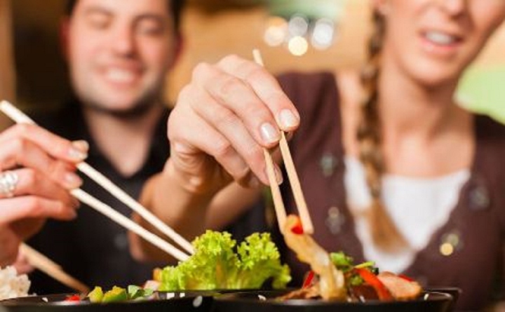 Ngồi vào mâm cơm nên gắp rau hay thịt ăn trước?