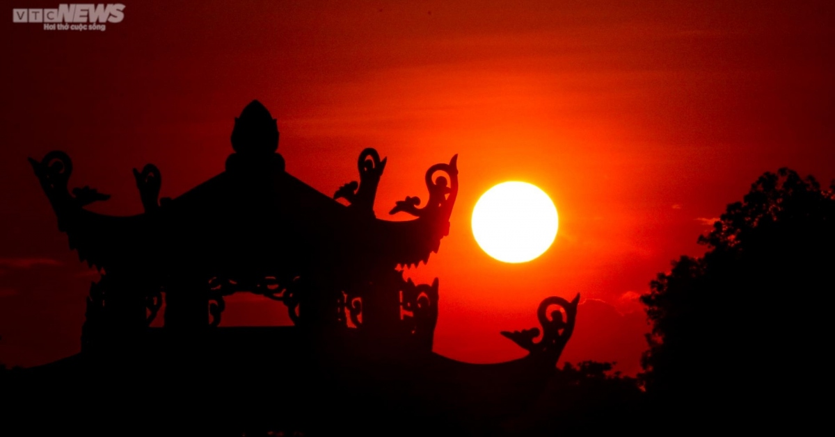 Khoảng 18h30, mặt trời xuống núi tạo nên khung cảnh nên thơ trên cánh đồng lúa xã Sài Sơn./. 