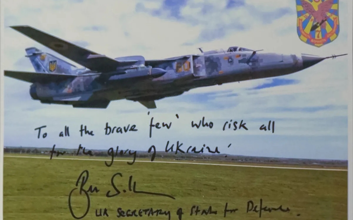 Bức bưu thiếp có chữ ký của Bộ trưởng Quốc phòng Anh Ben Wallace này khi được công bố đã để lộ thông tin nhạy cảm về quân đội Ukraine và vũ khí của họ. Ảnh: Twitter.