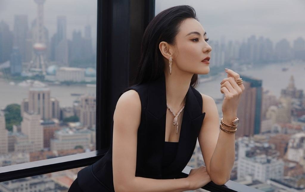 Bá Chi vô cùng tự tin trong suốt sự kiện, không sợ những những bức ảnh trực diện ở cự ly gần, mặc dù không còn vẻ lém lỉnh và ngây thơ như khi còn trẻ, nhưng khuôn mặt và thần thái có sự sắc sảo mặn mà hơn sau nhiều thăng trầm, tính tình cũng điềm đạm và khí chất nổi bật hơn.