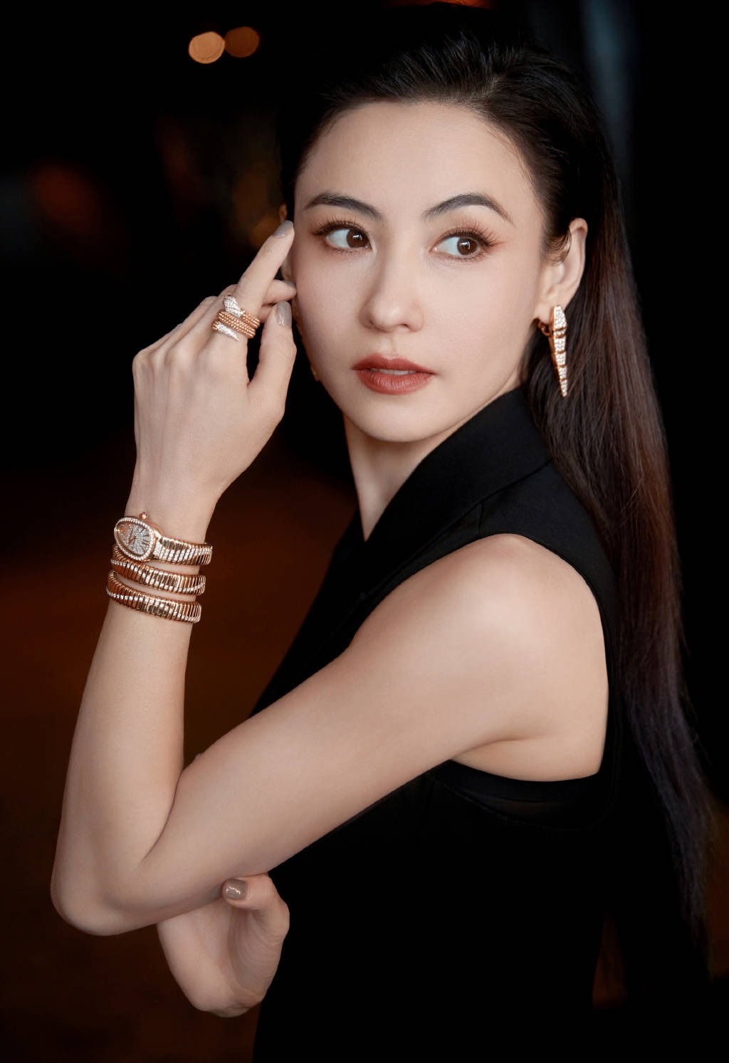 Những bức ảnh do studio tung ra tuy đã qua xử lý nhưng không khác mấy so với ảnh chụp ở sự kiện.