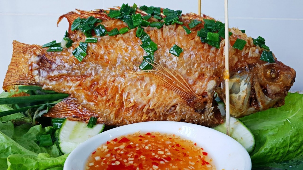 Theo các chuyên gia dinh dưỡng, mỗi tuần một người nên ăn khoảng 340g cá. (Ảnh minh họa)