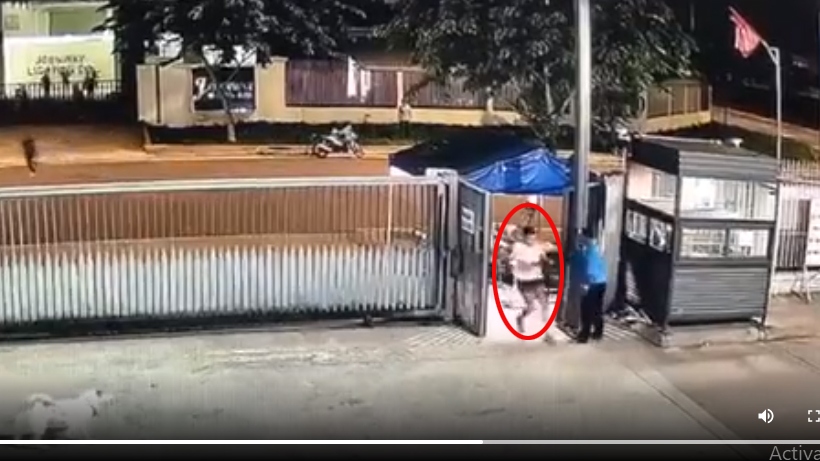 D. ôm vết thương chạy vào cầu cứu bảo vệ (ảnh cắt từ video).