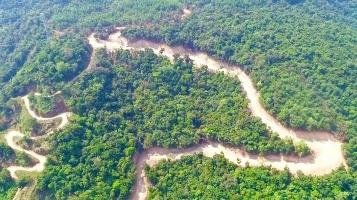 Tuyến đường công vụ mà nhà thầu đã mở sau khi thuê đất rừng sản xuất của người dân để mở đường, rút ngắn khoảng cách xuống còn 3,6km thay vì gần 5km nếu phải làm mới.