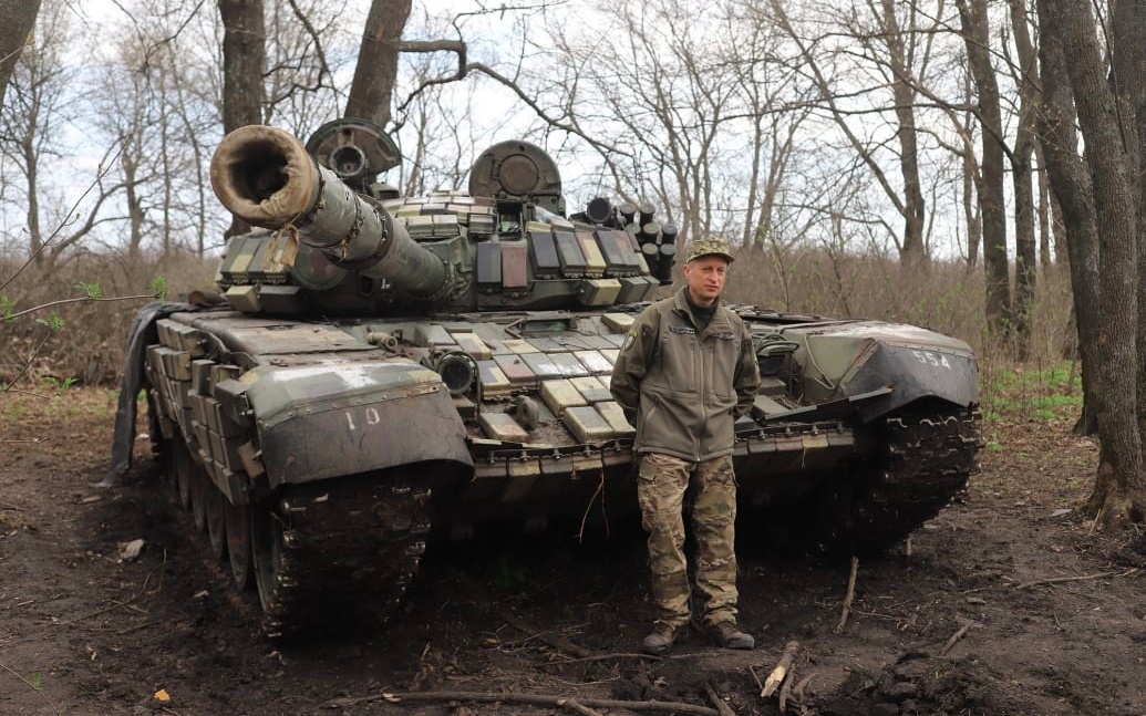 Sĩ quan và xe tăng Ukraine trong rừng. Ảnh: Daily Beast.