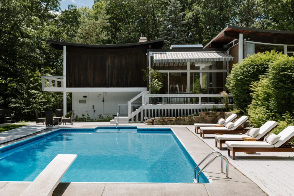 Ngôi nhà là sự pha trộn của nhiều chi tiết hiện đại và tối gian, bao gồm gồm sàn đá, tường gỗ tuyết tùng và dầm gỗ cong.