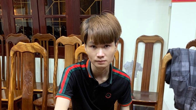 Đối tượng Trần Văn Dự tại cơ quan công an.