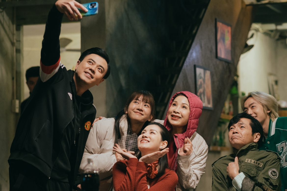 Dàn diễn viên phim "Nhà mình lạ lắm!"