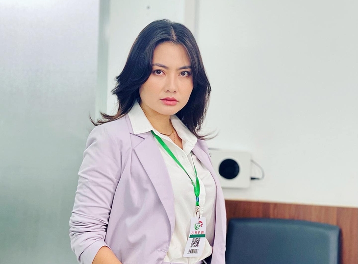 Ngọc Lan trong tạo hình vị sếp cá tính trong phim.