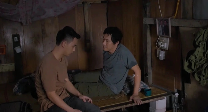 Khán giả xúc động trước tình phụ tử thiêng liêng của ông Lưu dành cho con trai (Ảnh: Chụp màn hình).