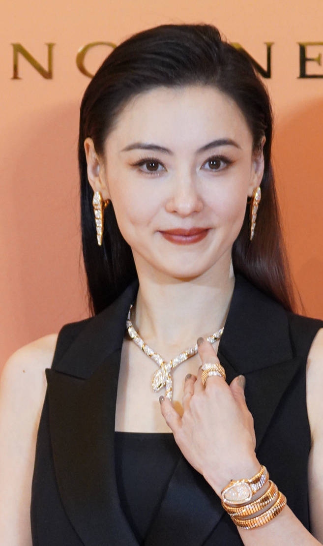 Có thể một số người cho rằng chỉ xem ảnh chụp bình thường là chưa đủ, hãy cùng trải nghiệm video sống động không khác gì ảnh chụp, Trương Bá Chi quả thực xứng danh là nữ thần tuổi thơ của thế hệ những năm 80 - 90, vẫn còn đẹp lung linh khi đã bước qua tuổi tứ tuần, không hổ danh cực phẩm giai nhân một thời.