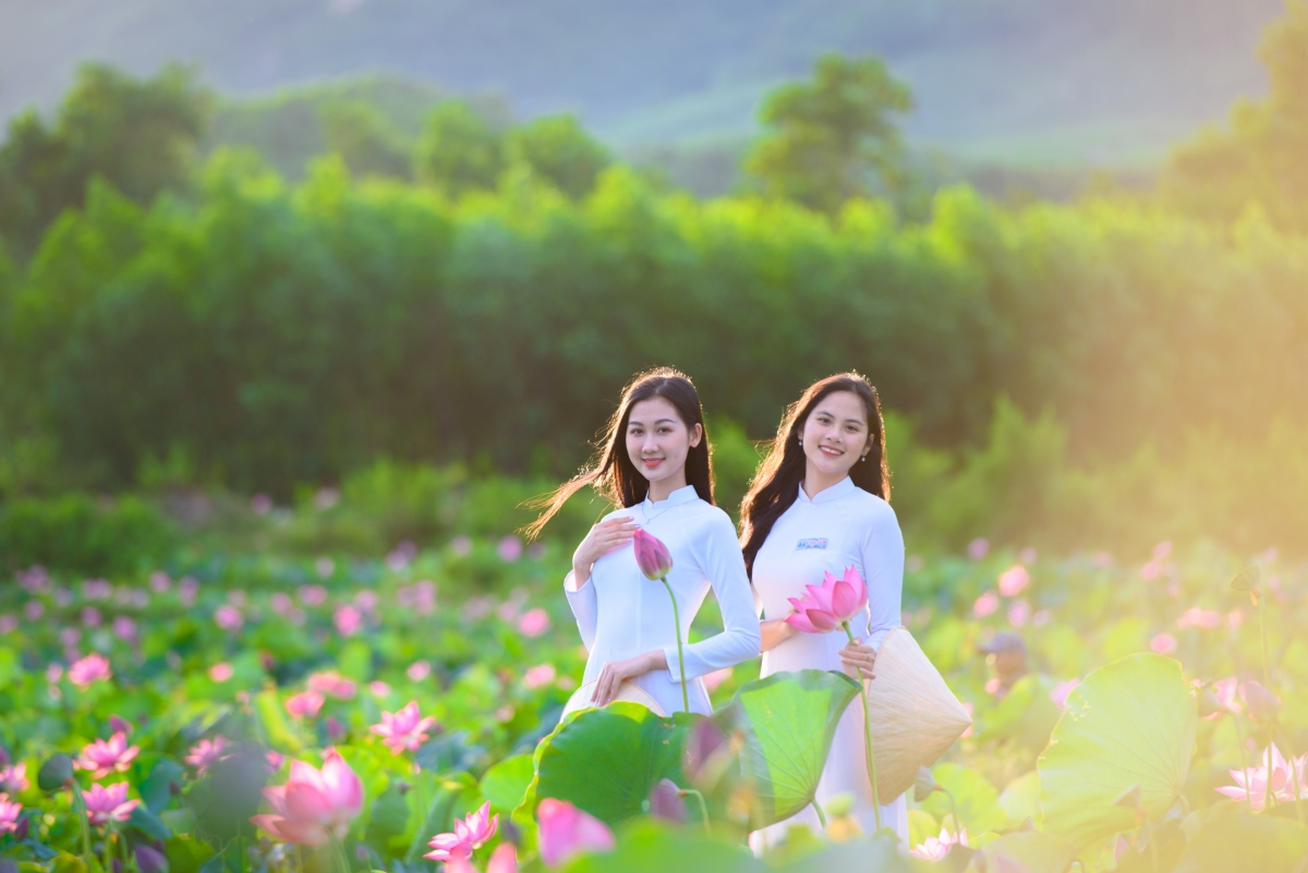 Các bạn trẻ hào hứng ghi lại hình ảnh đẹp bên cánh đồng sen. 