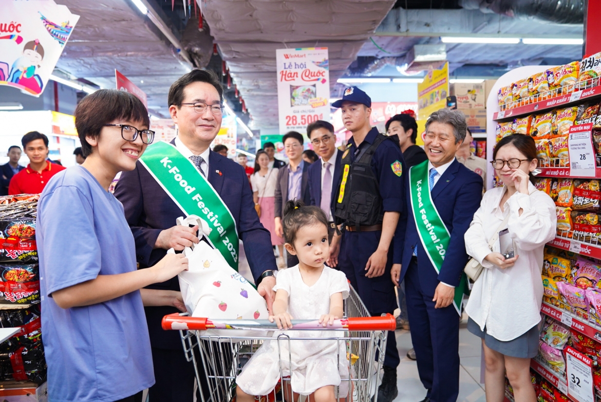 Bộ trưởng Bộ nông lâm nghiệp, thực phẩm và chăn nuôi Hàn Quốc tham quan gian hàng K-Food tại Winmart.