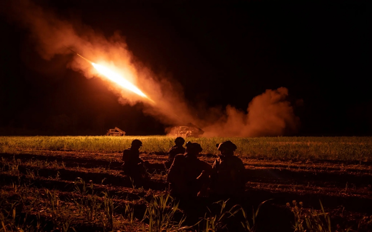 Rocket Ukraine bắn về phía Bakhmut vào tháng 5/2023. Ảnh: Nytimes.