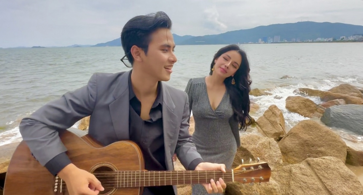 MV "Mùa hè bỏng cháy" kể về câu chuyện tình yêu trong sáng, hồn nhiên của đôi bạn trẻ