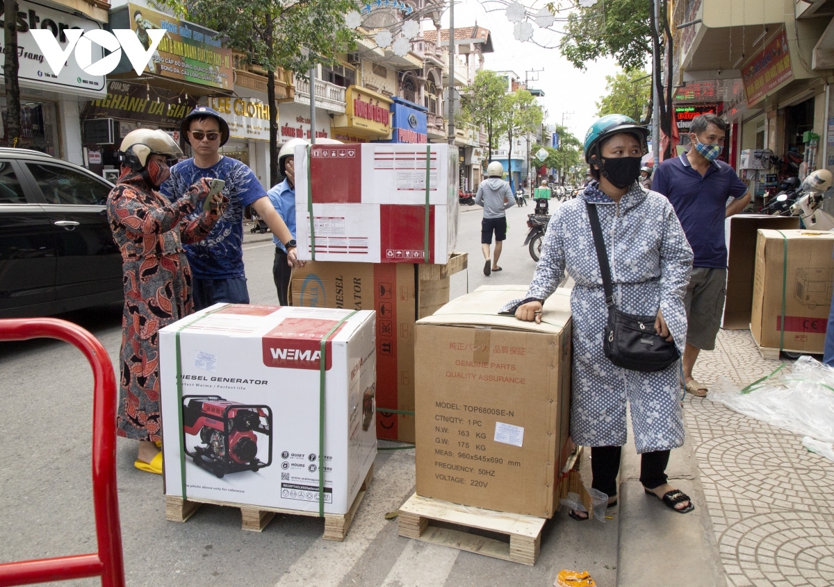 Chị Nguyễn Hồng Nhung cho biết: "Các cửa hàng máy phát điện ở TP Uông Bí cháy hết hàng nên tôi đã di chuyển hơn 30 km đến thị xã Quảng Yên để tìm mua. Khách ở đây rất đông, tôi đã đứng giữ hàng đã chọn suốt 1 tiếng đồng hồ để chờ đến lượt kiểm tra và giao nhận máy".