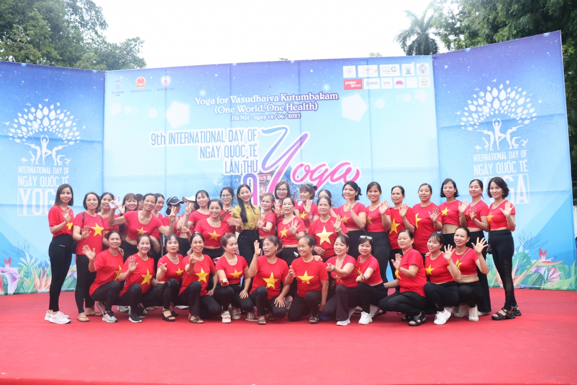 Dịp cuối tuần qua, hơn 1.000 người yêu Yoga có mặt tại Hồ Hoàn Kiếm, Hà Nội để tham dự chào mừng Ngày Quốc tế Yoga (21/6) lần thứ 9. Khẩu hiệu của năm nay là “Yoga vì Gia đình chung Thế giới”.