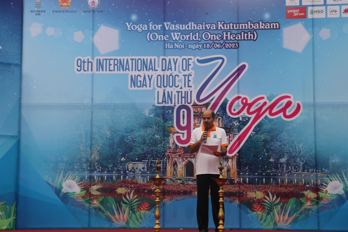 Phát biểu tại buổi lễ, ngài Sandeeep Arya, Đại sứ nước Cộng hòa Ấn Độ tại Việt Nam chia sẻ: “Yoga là một bộ môn tập luyện cổ xưa của Ấn Độ, từ tiếng Phạn có nghĩa là “đồng nhất”, biểu hiện sự thống nhất giữa thân, tâm (hay nhận thức) và thế giới xung quanh (thiên nhiên). Về thể chất, yoga giúp tăng cường sức khỏe, sức bền với sự dẻo dai của các bộ phận cơ thể, hệ thần kinh và tuần hoàn máu. Về mặt tinh thần, yoga tăng cường kết nối giữa tâm trí và cơ thể, chính là suy nghĩ và hành động, cải thiện ý thức và sức khỏe tổng thể của một cá nhân. Yoga cho phép một cá nhân kết nối với môi trường của mình một cách chu đáo hơn, đầy đủ hơn và do đó trở thành một nguồn năng lượng tích cực trên thế giới”.