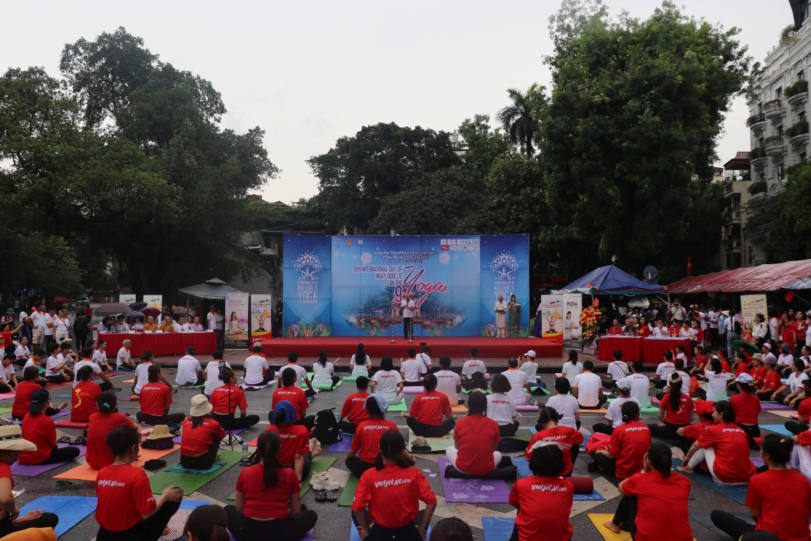 “Các sự kiện Ngày Quốc tế Yoga đang diễn ra tại ít nhất 35 tỉnh, thành phố trong năm nay. Tôi khuyến khích tất cả các bạn hãy thử tập yoga để cảm nhận những lợi ích thực sự của nó và có thể áp dụng nó như một thói quen thường xuyên trong cuộc sống. Trung tâm văn hóa Ấn Độ nằm đối diện Đại sứ quán tổ chức các lớp yoga hằng ngày, mỗi buổi kéo dài một giờ đồng hồ. Ngoài ra, cũng có các khóa học cấp bằng về yoga, một số có học bổng của Chính phủ Ấn Độ dành cho những người quan tâm đến yoga như một nghề”, ngài Sandeeep Arya bày tỏ.