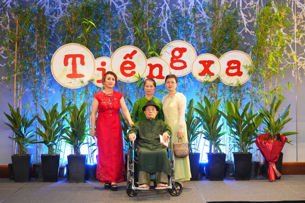 NTK Xuân Thu (ngoài cùng bên phải) cùng cha - tác giả Thiệp Nguyễn.